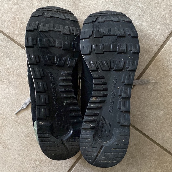 Retro style New Balance running shoes. Back in style now. Dark blue with orange. - Picture 5 of 5